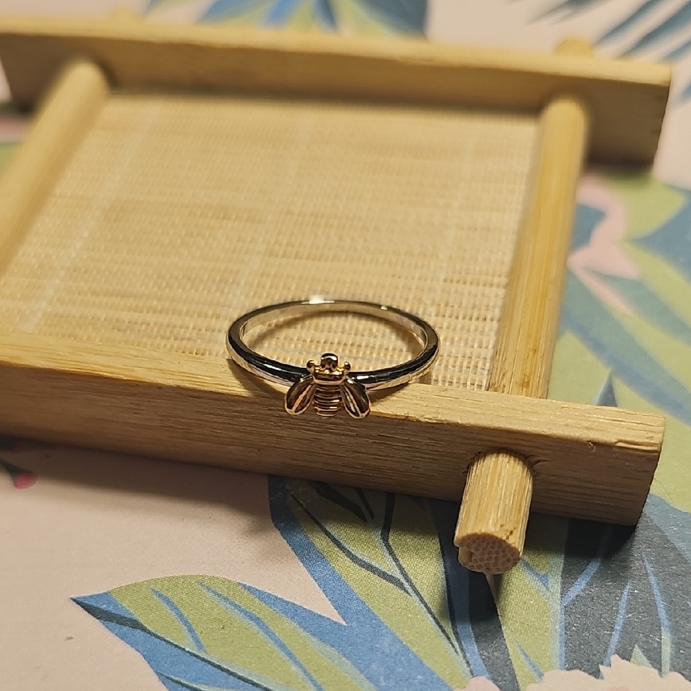 Dainty Bee Ring - Picture 1 of 3